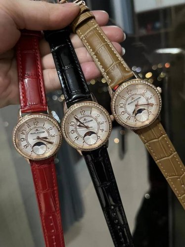 积家约会女表，女人的三大梦想之一 积家约会系列高品质女表，日月星辰显示，进口石英机芯，原装折叠扣 精钢表带，尺寸宽33Mm，厚10Mm。