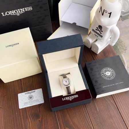 正品浪琴马术系列腕表灵感来源于以前的经典表款，以及马术世界所蕴含的现代元素。椭圆表壳外圈镶嵌60颗碎钻，表盘镶嵌11颗，共71颗上品韦塞尔顿vs-Si级钻石，白 - 点击图像关闭