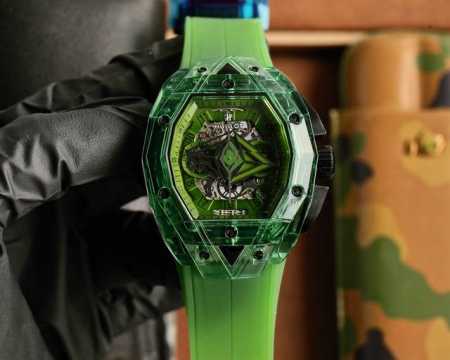 同价 Hublot宇舶新品：刺青三代 宝石之域，透视新时承袭Big Bang灵魂系列精髓。 超透明进口K9料材质腕表壳，菱形双凹凸玻璃镜面，焕现雕塑层次感。 精 - 点击图像关闭