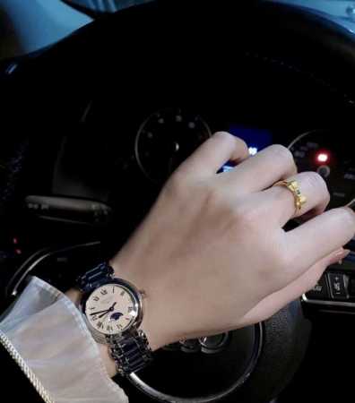 浪琴心月入门级女表首选，性价比超级高，颜值也在线，总之非常良心了！特别喜欢浪琴的烤蓝指针，据说工艺非常复杂，自行被赵丽颖代言之后，浪琴表的颜值节节飙升啊！！！ - 点击图像关闭