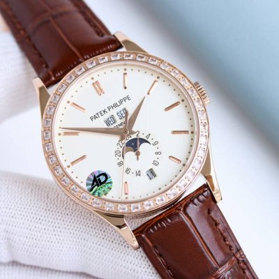新品百达翡丽复杂功能时计施华洛方钻版 38Mm 精致与技艺的完美融合 百达翡丽复杂功能时计38Mm腕表 以优雅的尺寸与卓越的工艺 重新定义了高级制表的精致美学