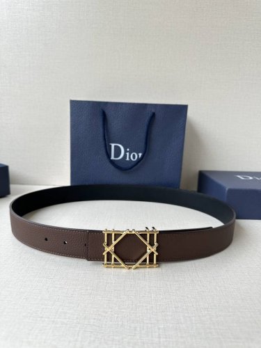 特 Dior 宽度3.5Cm 这款不锈钢金属腰带扣、是季节男装系列新品，展现 Dior 经典的藤格纹图案。可与各式35毫米腰带搭配，彰显经典风格。
