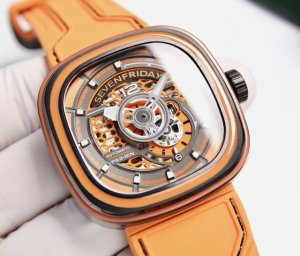 新款上市 Sevenfriday 橙、蓝、绿三色齐发，底层黑色营造对比，直接捕捉你的心。 世界不是非黑即白，有色彩，更精彩。