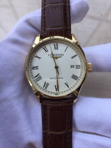 浪琴-Longines，经典爆款男士机械腕表，采用超强矿物质玻璃，全自动机械机芯，钢带蝴蝶扣真皮表带。手表整体设计简约大方，尊贵与气质同在。表盘直径:40Mm，