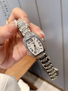 白壳￥P 金壳￥P 浪琴典藏系列、实心钢带～～ 经典酒桶形、两针半设计、螺丝底盖、表盘尺寸30.6Mm～～