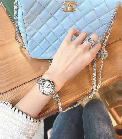 提起卡地亚腕表，脑海中首先浮现的便是“蓝气球”系列。♀ 这个系列的灵感，源自于人类对飞行的憧憬与探索：1783年，蒙特哥菲尔兄弟放飞的蓝色热气球，标志着人类首次 - 点击图像关闭