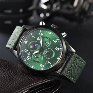 品牌：万国--Iwc，爆款火爆来袭。男士时尚超前石英腕表整体采用简约设计，精钢表壳 矿物质超强高清玻璃镜面。表带:进口小牛皮表带。尺寸42Mm＊10Mm！5针多