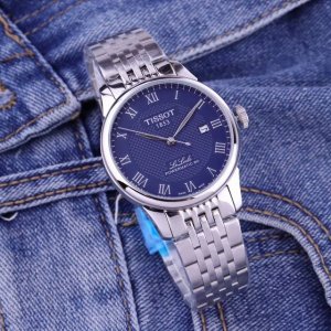 钢+10金玫+20 天梭-Tissot 作为无数人第一枚腕表的首选品牌，天梭力洛克系列也同样具有该品牌精髓之作、销售榜首的系列之一 机芯 全自动机械机芯，修正原