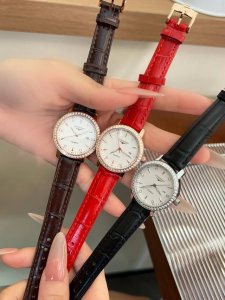 FFF金 钢带20陶瓷40 浪琴-Longines简约大气女款 进口石英机芯 矿物质玻璃镜面 316L精钢表壳 直径30mm厚8mm 该款腕表备受女性喜爱，在不