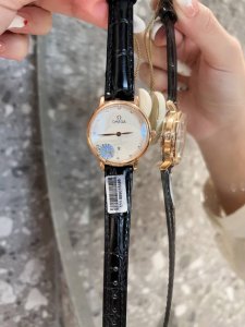 白 金 钢带+20 钻圈+20 欧米茄-Omega 女士腕表 进口石英机芯 316L精钢表壳 直径34Mm厚8Mm该款腕表备受女性喜爱 四季衣服搭配 尽显优雅在