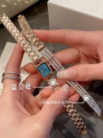 阿玛尼 Armani Ar11323 复古摩登系列风格腕表。甄选精致渐变天然珍珠贝母表盘、折射光彩，优雅质感由内而发、流光溢彩。简约双针设计，搭配水钻刻度、简洁 - 点击图像关闭