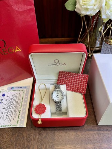 B H 配图片同款35 欧米茄Omega水滴女表首次使用“TréSor” 法语意思是珍宝 为一个腕表系列命名，成为超霸。今年欧米茄推出全新的超霸系列，传承了优雅