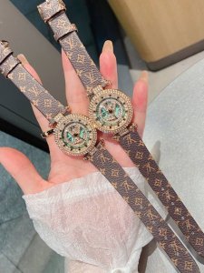 Lv 路易威登，时来运转款满钻设计重磅推荐新款，进口石英机芯，时尚大牌的顶尖设计款..拿到手你就会明白质量真的超级赞非常好看..，超级有气场，尺寸：34Mm