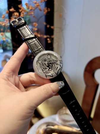 金白同价 这一刻你带着光，又酷又飒 卡地亚珠宝腕表 珠宝手工抓镶工艺 不掉钻 ，全身镶嵌678颗施华洛世奇闪耀钻，搭配猎豹元素设计，人们追求野性和自由的向往灵动 - 点击图像关闭