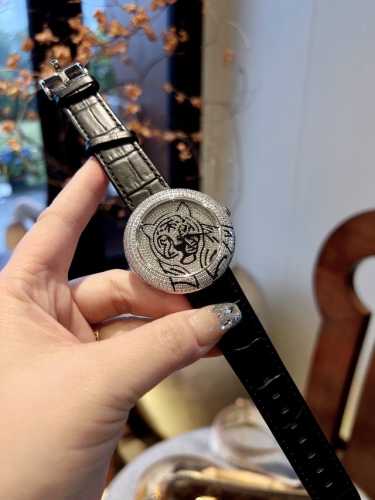 金白同价 这一刻你带着光，又酷又飒 卡地亚珠宝腕表 珠宝手工抓镶工艺 不掉钻 ，全身镶嵌678颗施华洛世奇闪耀钻，搭配猎豹元素设计，人们追求野性和自由的向往灵动