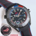 密底： 欧米茄海马系列215.92.46. 14腕表 “深海之黑”新西兰酋长队腕表 ，黑色表壳搭配橡胶，饰以黑色和蓝色橡胶衬里与红色缝线表带，陶瓷表圈饰有以Om