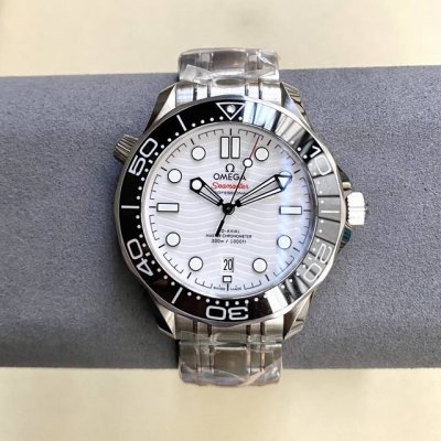 Or-Factoy将开启复刻传奇的篇章。 这一前沿风尚的欧米茄海马 米系列腕表，采用进口316L精钢打造而成，表圈采用韩国高密度陶瓷，饰以白色珐琅潜水刻度。表盘