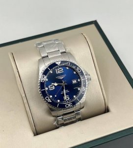 这浪琴康卡斯潜水表，我戴了一段时间，感觉挺有意思的。它的设计挺有范儿的，表盘大，看着就大气，表带是那种橡胶的，戴着舒服，防水性能也不错，下水啥的都没问题。不过呢