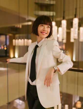 赵丽颖同款 Longines浪琴 名匠系列女士腕表。全新浪琴名匠月相腕表系列。 诠释女性高贵典雅。精钢表壳直径：34毫米尺寸。官方一致6字位月相1-31日期显示 - 点击图像关闭