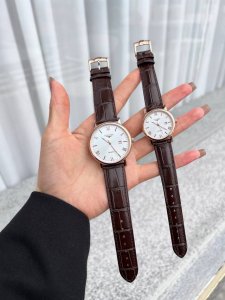 白壳 玫 钢带加20 实物拍摄 品牌： 浪琴-Longines 类型：情侣对表 表壳：316精钢 做工优质 表带：进口小牛皮 316精钢 两种可选 机芯：进口石