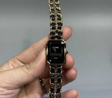 迷人的旧时光 小香中古风方糖手表 质感高级还带着从容感 可盐可甜的法式情怀是这款手表的关键词。 - 点击图像关闭