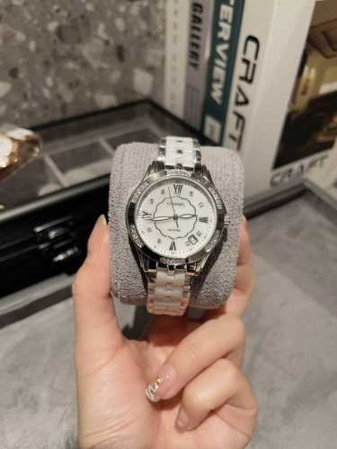 白 玫 皮带陶瓷同价 香奈儿chanel---优雅气质陶瓷女士腕表 表壳独具匠心的创意 轻盈舒适 表链由符合人体工程学设计弧形陶瓷间钢链组成 完美贴合女性的纤细