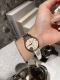 白 金 钢带+20 钻圈+20 欧米茄-Omega 女士腕表 进口石英机芯 316L精钢表壳 直径34Mm厚8Mm该款腕表备受女性喜爱 四季衣服搭配 尽显优雅