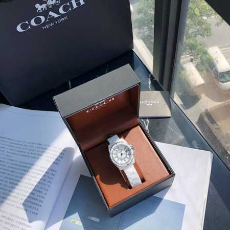 Coach蔻驰preston系列 莹润舒适的陶瓷表带，表盘内镶嵌施华洛世奇水晶钻石搭配数字时标时标。这个第一眼看上去像不像香奈儿陶瓷的j12？妥妥的小香风格，现 - 点击图像关闭