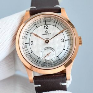 白壳透底 玫壳密底 重磅推出 Omega 欧米茄 天文台系列 两针半 特别系列小三针手动机械 腕表 至臻天文台表径 39毫米，购入原版开模整体表壳采用青铜金材质