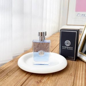 专柜版供代购！范思哲同名香水 毫升！ 前调：露水、番石榴、黑醋栗、紫藤、紫丁香 开场以多汁的番石榴甜味与黑醋栗的冰爽感为主，搭配紫藤与紫丁香的清新花香，整体轻盈