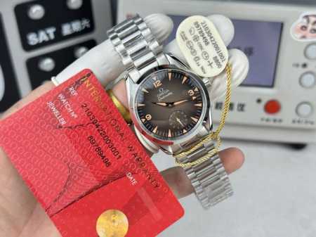 大三针，皮带 -钢带 两针半，皮带 -钢带2210 2025年度秋冬新品，欧米茄-海马全新“铁霸”腕表小秒针款，米色渐变表盘上数字和刻度时标覆有复古色调的Sup - 点击图像关闭