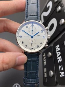 Zf Factory 墙裂推荐 扛鼎新款作品一Iwc万国表葡萄牙系列Iw371615腕表 年大改款葡计 精彩细节 1.精致背透，机芯可一览无余 2.新版表扣设计