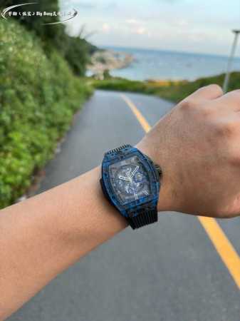 3120 宇舶 恒宝 Big Bang灵魂系列蓝色碳纤维腕表限量登场 全新臻品限量典藏28枚，仅限中国地区 新款沿用Big Bang灵魂系列经典酒桶形表壳，由加 - 点击图像关闭