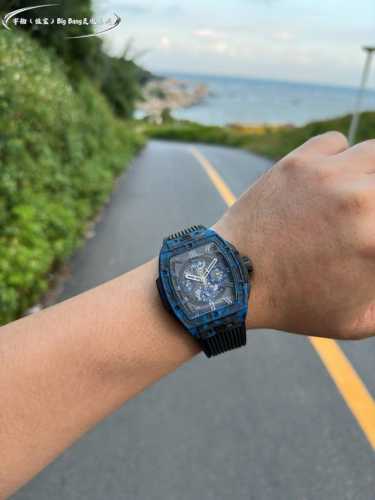 3120 宇舶 恒宝 Big Bang灵魂系列蓝色碳纤维腕表限量登场 全新臻品限量典藏28枚，仅限中国地区 新款沿用Big Bang灵魂系列经典酒桶形表壳，由加