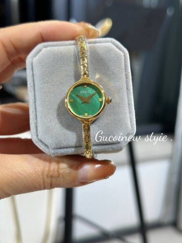 Gucci古驰爆款来了 好看到放下来 表盘23Mm 精细的表链满满中古的味道 一颗一颗小部件精细打磨 再用小螺丝连接到一起 打造出来一条精致的表链 进口石英机芯