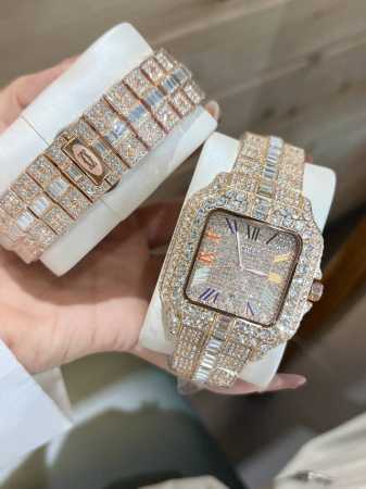 满钻玫瑰金 品牌：卡地亚，精品镂空腕表，经典大三针镂空设计表盘，尊贵大气，时尚推荐、热卖全城。顶级实心表带双按扣，矿物质超强镜面，尺寸40*12 - 点击图像关闭