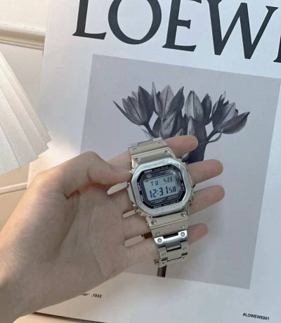 发货实拍，终于出货！小银砖，银色Gmw-B5000D-1Jfb5000 35周年方块钢带表 采用了极为用心的抛光和打磨，显得质感非常高级。经典的G-Shock壳
