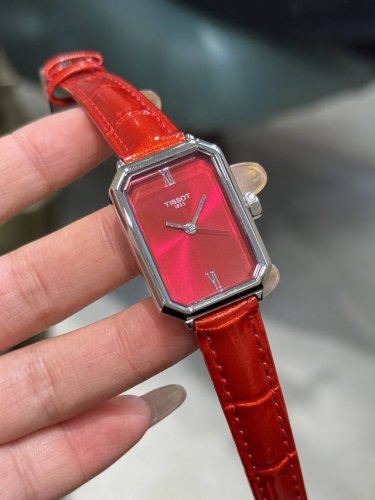 原单新款 市场最新天梭芳心小美人 虞书欣同款。 采用进口石英机芯。钻石切割玻璃，稳定无售后。手表尺寸30Mm，50M生活防水，标准针扣！三码合一