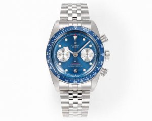 T新品帝舵 Tudor Black Bay Chrono系列是一款融合潜水表传统与赛车计时功能的混合型腕表，以其复古美学与现代技术著称。以下是该系列的主要特点及