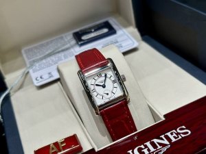 新款-Longines浪琴迷你黛绰维纳系列；专为精致优雅的当代魅力女性打造！ 表壳直径:2 *29Mm 精致小巧的表壳、于细微之处展现优雅风范，配备全新设计的小