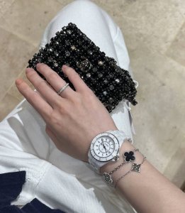 Chanel J12一见钟情 都说小香J12是时尚界的宠儿 刘雯 一博都上手这只～简约又时髦 属于Chanel代表腕表之一啦 柜柜5W+现在2W+不用等直接入