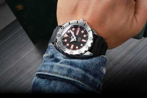 同价 . 深度防水 精工-Seiko 系列:Prospex 男士时尚运动腕表 精钢表壳表带 配置精工原装进口机芯 表盘直径 43.3 表盘厚度 13.0 超强蓝