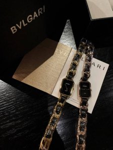 全新香奈儿Premiere 腕表，尺寸28.1X20毫米，表厚7.65毫米，精钢表壳镀黄K金，黑色漆面表盘，表冠镶嵌凸圆形缟玛瑙，石英机芯，时、分显示，精钢链带