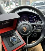 超级玩家蓝色盘面着实是非常经典，再配上经典的方形巧克力浮雕压纹图案，让整个盘面更加生动立体，不管是正装还是休闲场合，这只表都可以轻松 Hold 住。 腕表机芯不