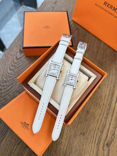 奶昔白--爱马仕 搭载瑞士Eta901 1原装石英机芯，表壳采用进口高端烤漆陶瓷配全套包装 爱马仕 珐琅系列 柜上这么多年都没打过折 而且能简单齐色也是不太可能