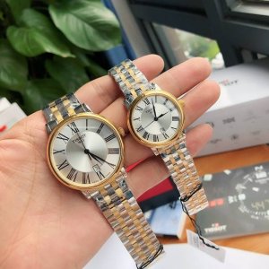 情人节批 天梭t122最新款石英超薄情侣对表，从腕间一隅到城市一角，将魅力四射的都市活力倾注于卡森臻我系列腕表中，以经典时尚的表款设计匹配当代都市青年简约优雅的