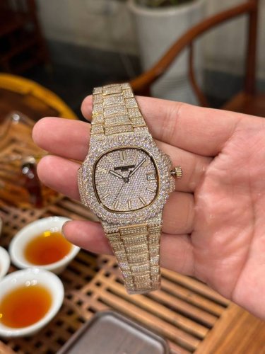 百达翡丽鹦鹉螺满天星版！ 1表盘上12个条形刻度，根据原装5711字钉开模，效果保持了跟原装一致的黑油条形夜光刻度。 2全新定制原版324机芯，机芯摆轮位置与原