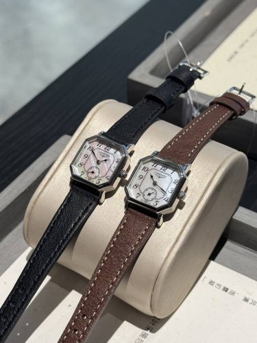 金+20 浪琴臻世中古，终于给我蹲到了～ 在时光长河中熠熠生辉的浪琴Longines，向来是优雅与品质的象征，这枚古董浪琴女表，更是品牌百年底蕴的完美呈现。它的