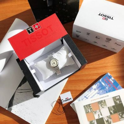 天梭 最新款 最新款 最新款 嘉丽系列 T126.010瑞士石英女表 ！灵感于古罗马建筑，因其小巧迷人，也被爱称为“小美人” 宠爱自己不需要理由，天梭为女性打造