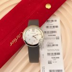 卡地亚白气球新年限定腕表 Ballon Blanc 融合红色 金色和白色 以喜庆且典雅的丰富色调呼应瑞意吉祥的新春气氛 以4时位置的钻石象征月亮 传达团圆的寓意